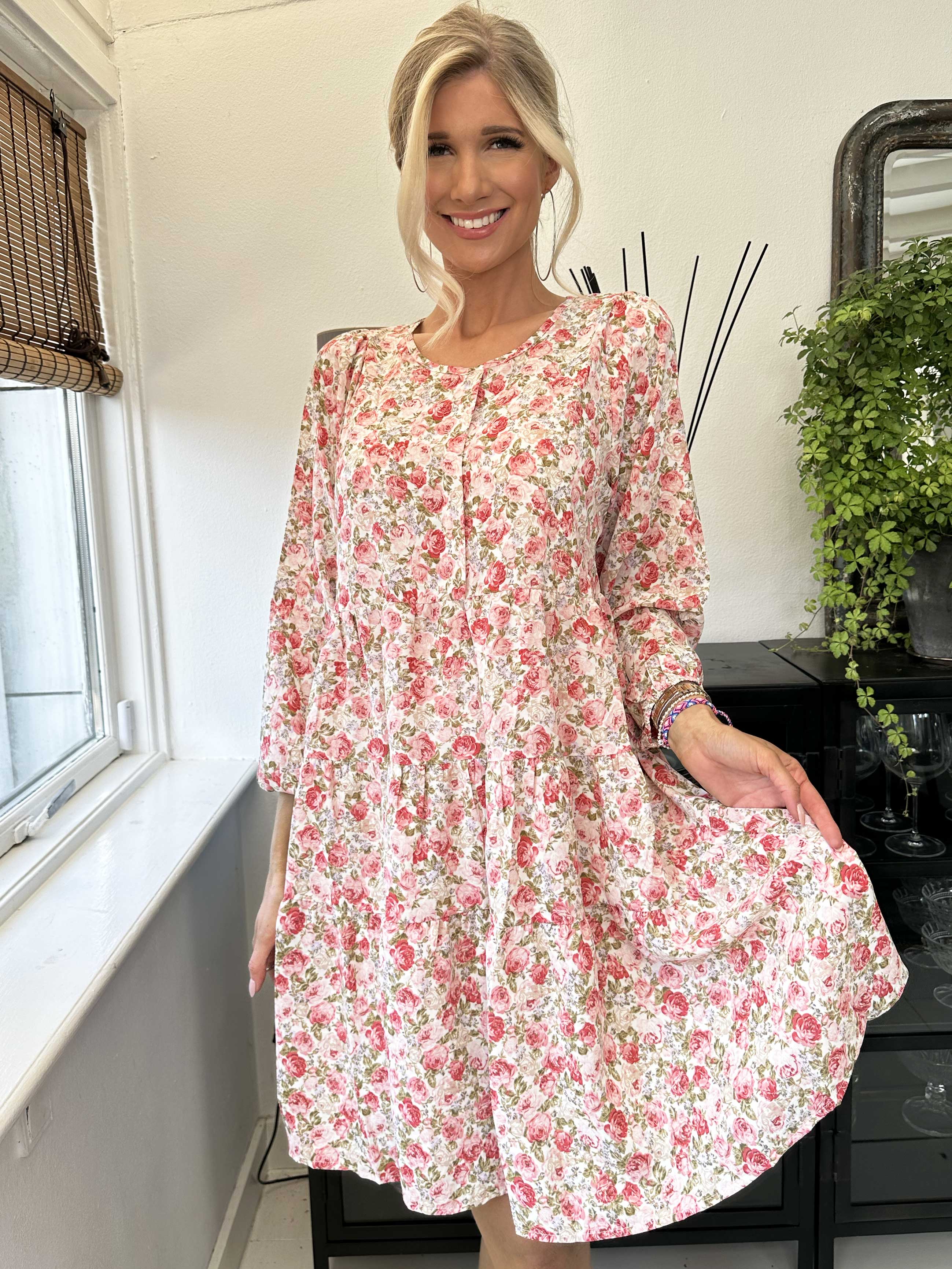 Hannah - Söt blommig klänning med lager på lager look